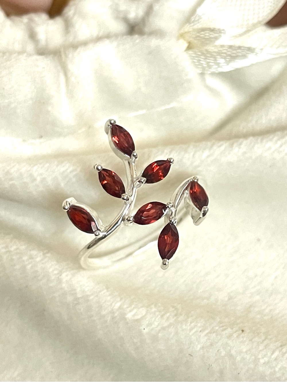 Natural Garnet Ring in 925 Sterling Silver
 (US: 8)